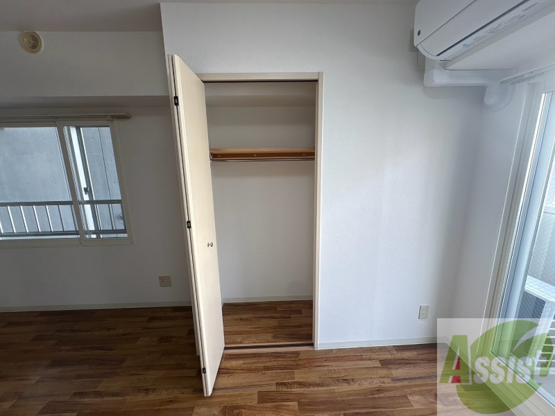 収納　こちらの収納にはハンガーをかけて服もしまえますね。