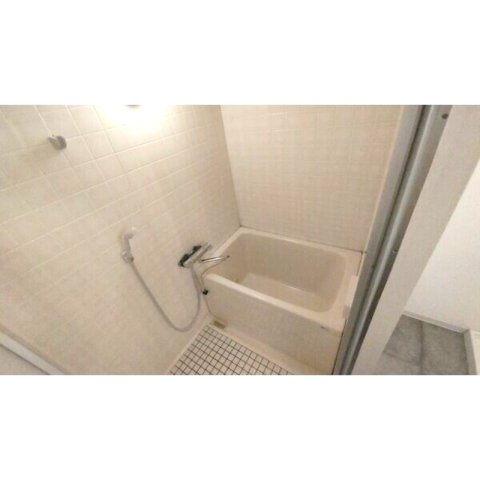 バス・シャワールーム　※写真は同じマンションの違う部屋のものになります。