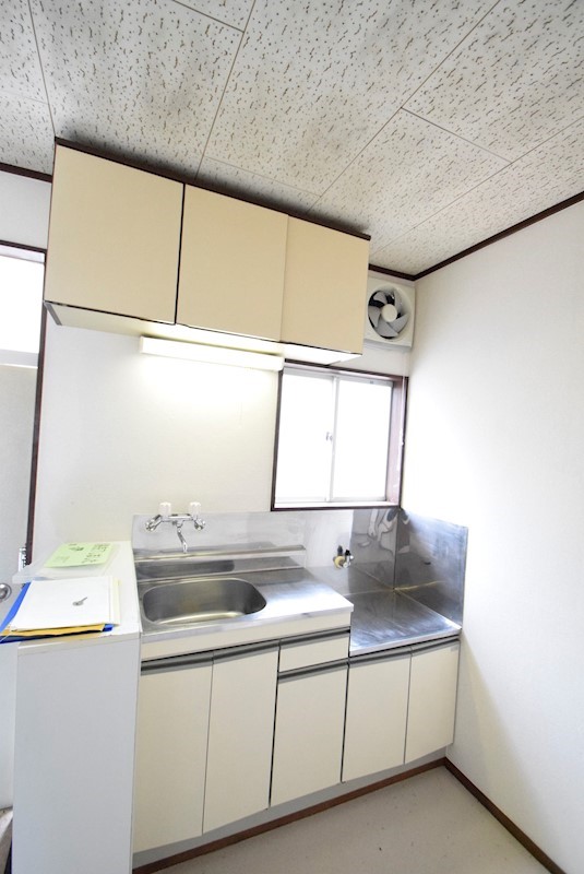 小田急小田原線 愛甲石田駅 徒歩8分 2階建 築41年のキッチン写真