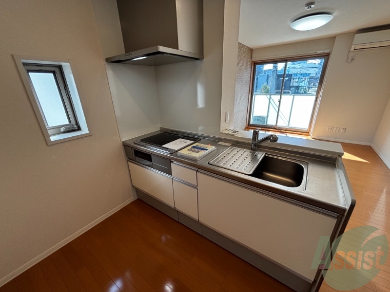 キッチン　キッチンは作業台もあり広めなので使いやすそうですね。