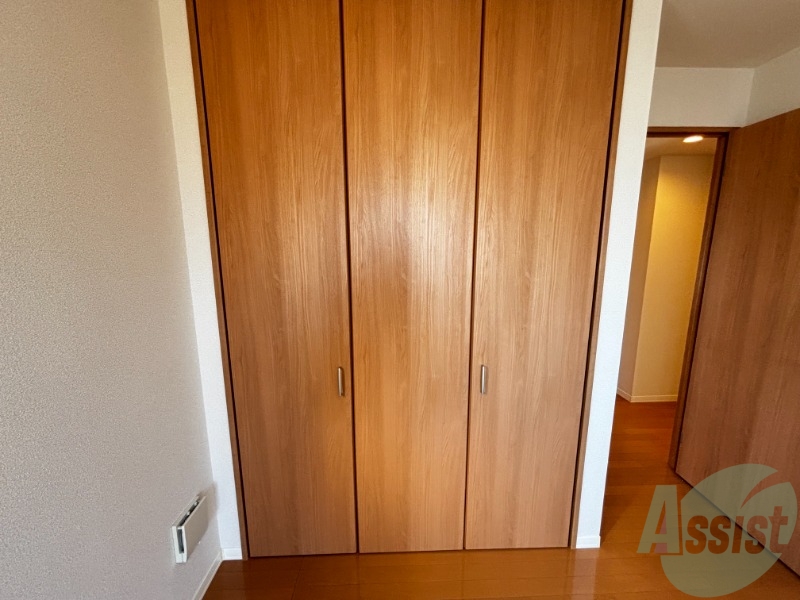 収納　洋室にあるクローゼットです。両開きになっています。