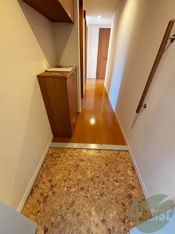 玄関　玄関からの様子です。すぐ部屋が見えないのは安心ですね。