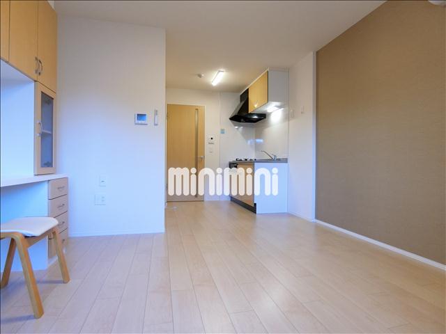 居室・リビング　アクセントクロスの貼られたお部屋です。