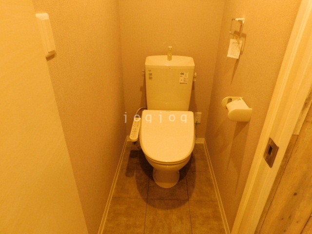 トイレ　嬉しい温水洗浄便座付きのトイレです。