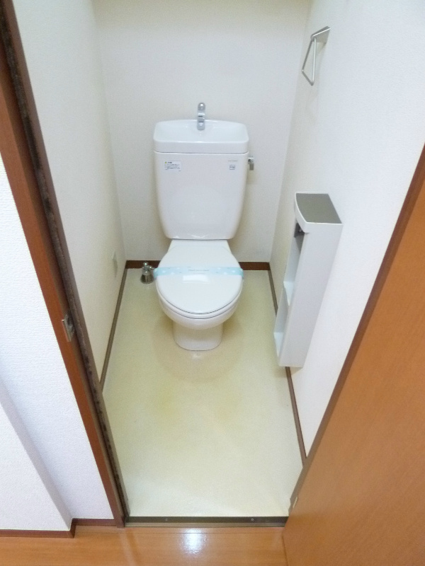 トイレ　コンセントがあるのでご自身で温水洗浄便座設置可能です♪