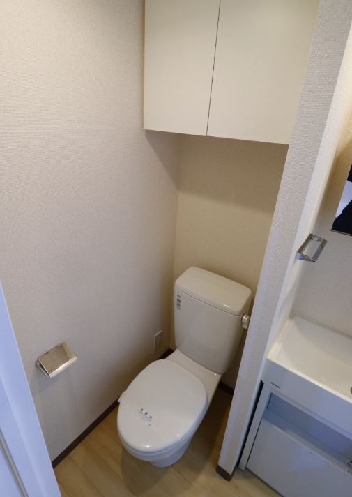 トイレ　＊同物件、別部屋になります。