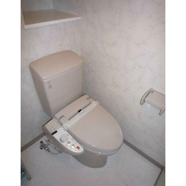 トイレ　落ち着いた色調のトイレです