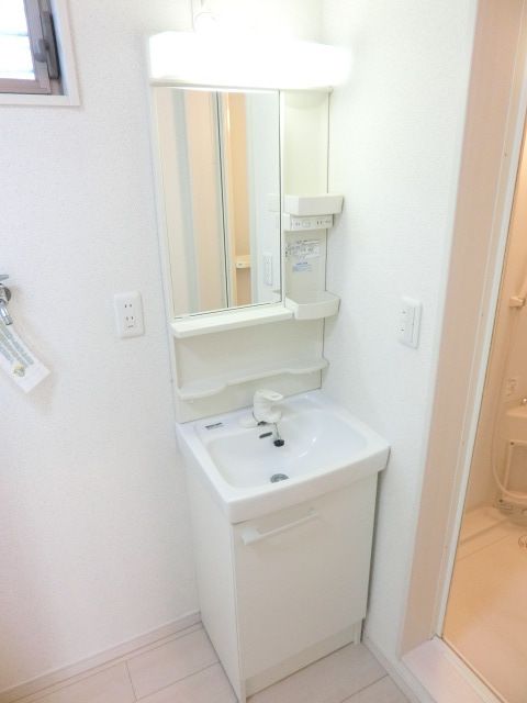 洗面設備　欠かせない独立洗面台です。