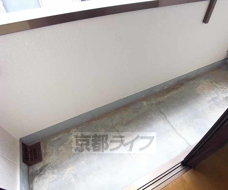 バルコニー　玄関コンクリートの頑丈なバルコニー