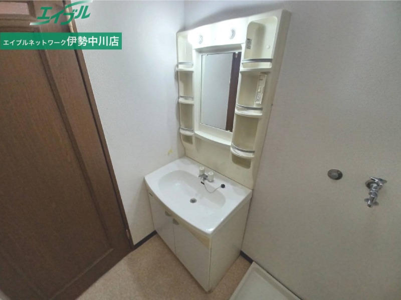 洗面設備　同建物の別部屋写真です