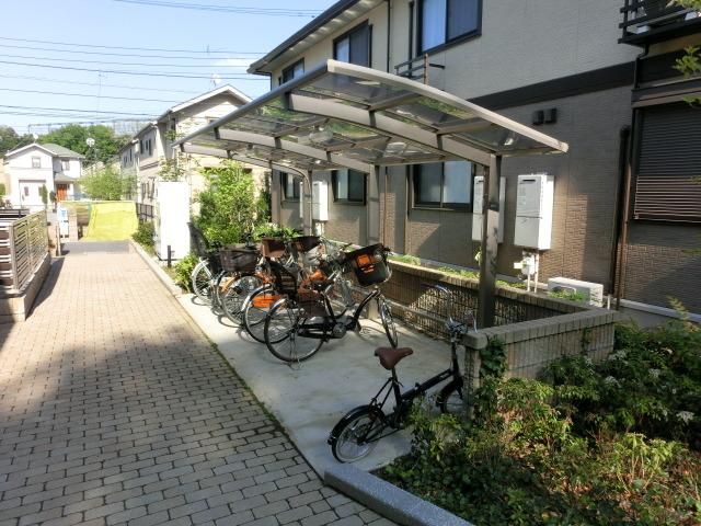 ロビー　屋根付き駐輪場