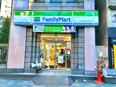 コンビニ　ファミリーマート 外神田四丁目店（コンビニ）まで324m
