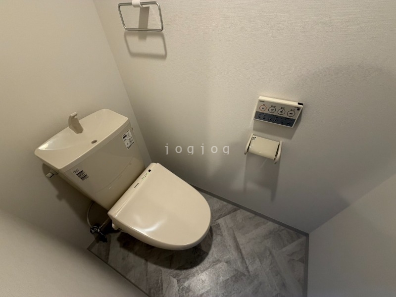 トイレ　嬉しい温水洗浄便座付きのトイレです。