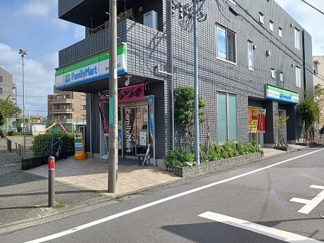 コンビニ　ファミリーマート（コンビニ）まで200m