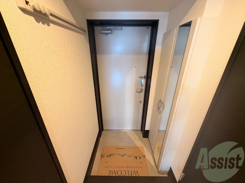 玄関　こちらは玄関になります。照明設備もございます。