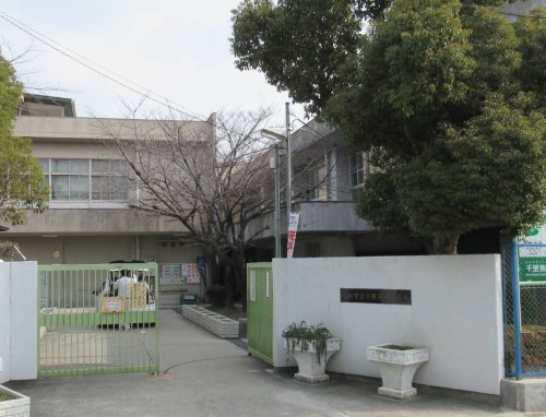 小学校　千里第一小学校（小学校）まで1468m