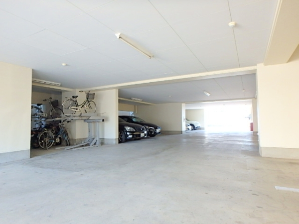 駐車場　屋根付きの駐車場もあります（空要確認）