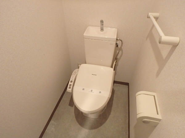 トイレ　ウォシュレット完備。暖房便座なので寒い冬でも心地よく座れます