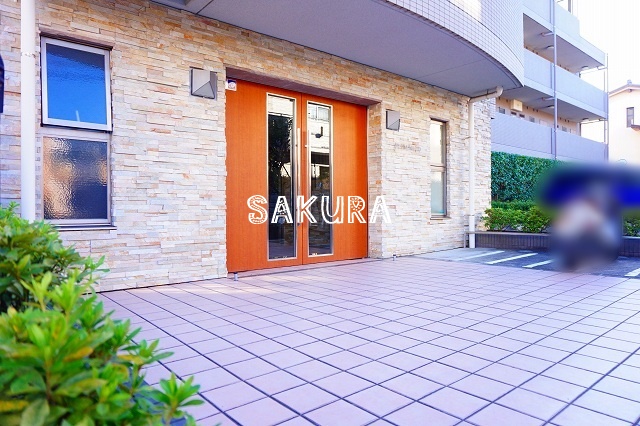 エントランス　重厚感のある建物デザイン♪