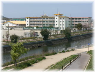 小学校　北九州市立八枝小学校（小学校）まで987m