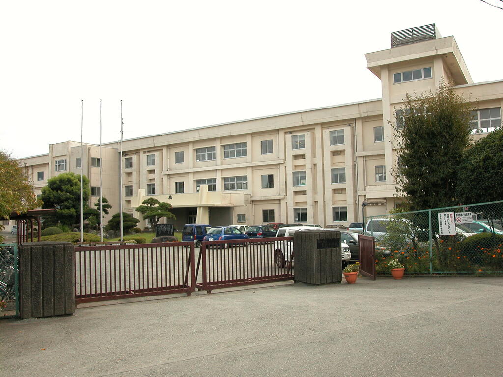 中学校　裾野市立富岡中学校（中学校）まで511m