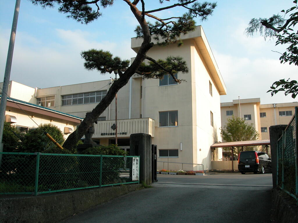 小学校　裾野市立富岡第一小学校（小学校）まで438m