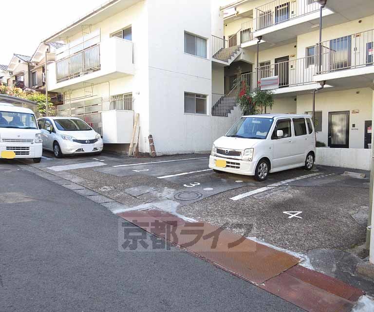 【大津市藤尾奥町のマンションの駐車場】