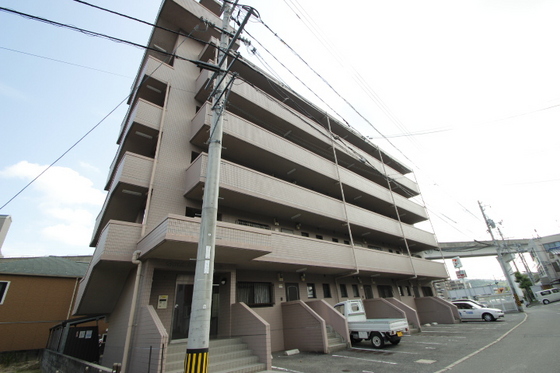広島市安佐南区上安のマンションの建物外観