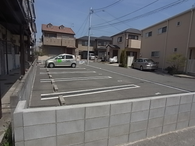 【神戸市垂水区泉が丘のマンションの駐車場】