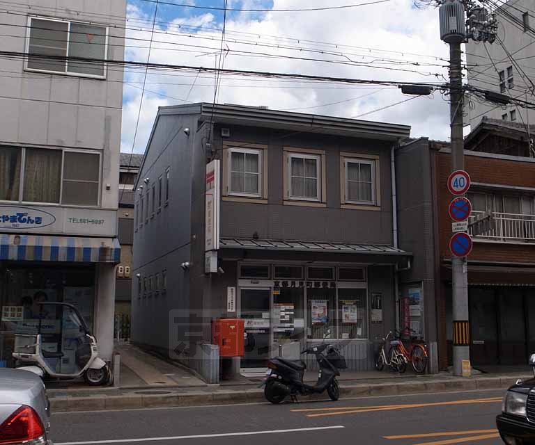 【京都市東山区小松町のマンションの郵便局】