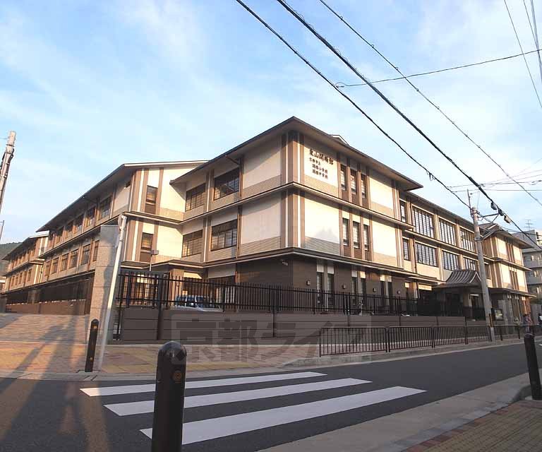 【京都市東山区小松町のマンションの中学校】