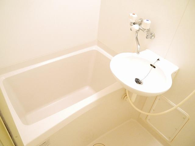 バス・シャワールーム　コンパクトで使いやすいお風呂です