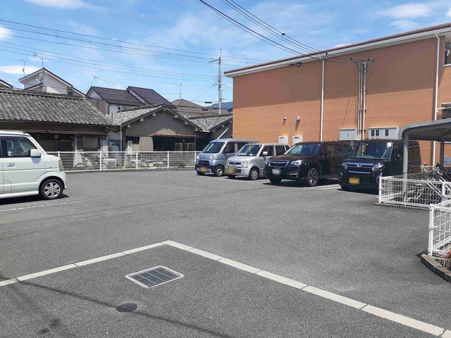 【橿原市今井町のアパートの駐車場】