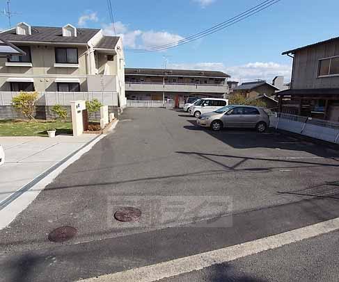 【長岡京市粟生のアパートの駐車場】