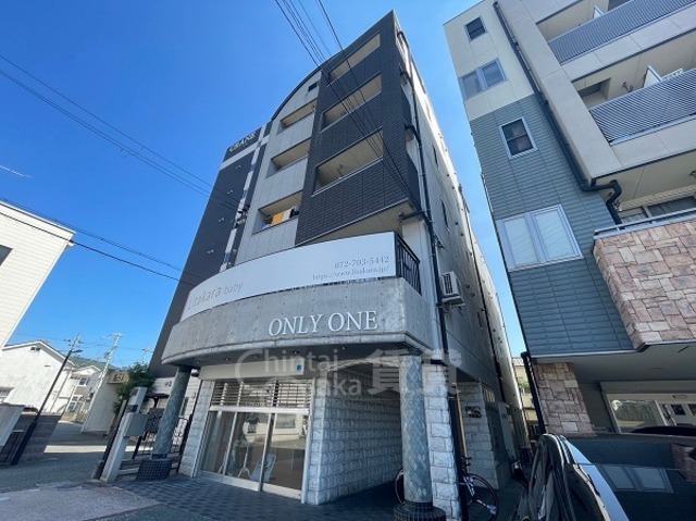 ONLY ONE小花の建物外観