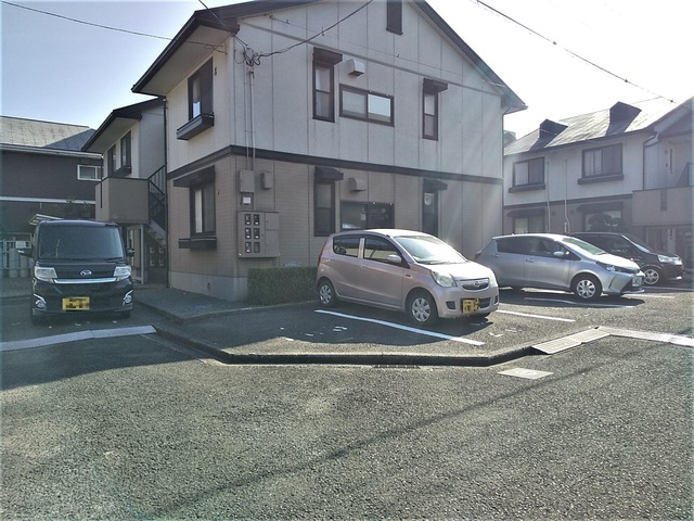 【松山市鷹子町のアパートの駐車場】