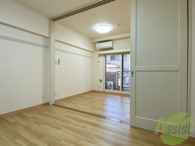 居室・リビング　６帖ある洋室は、リビングにいかがでしょうか。