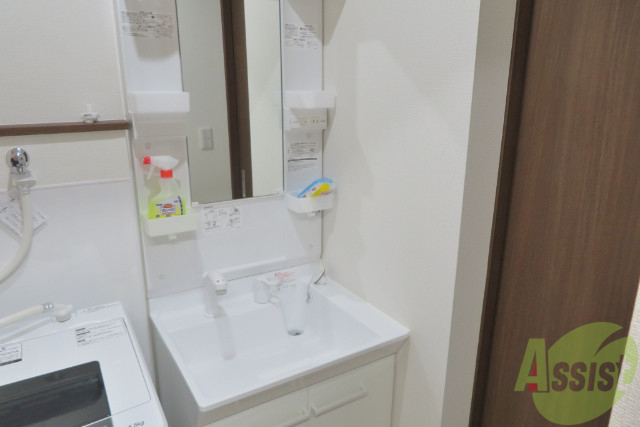 洗面設備　独立洗面がついて、忙しい朝でも快適ですね。