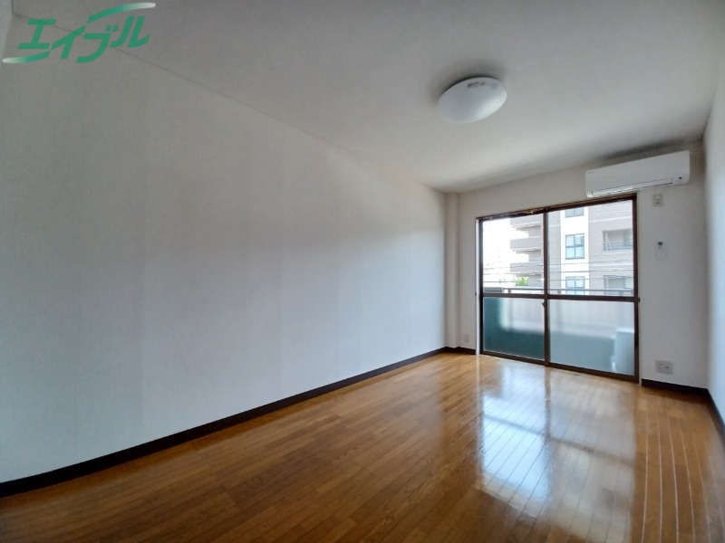 居室・リビング　同物件別室の画像です