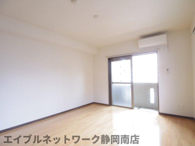 その他設備　こちらの居間で趣味の時間をお楽しみください