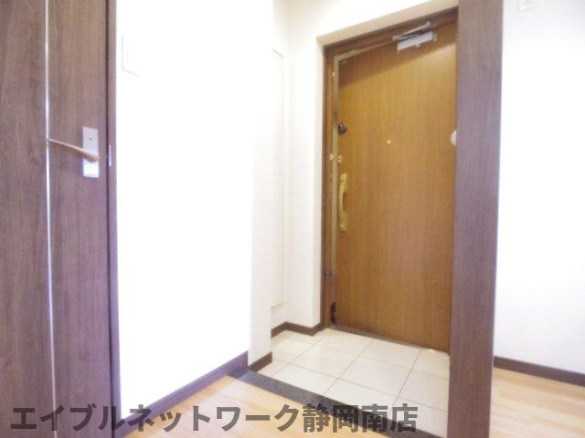 玄関　収納もある玄関です