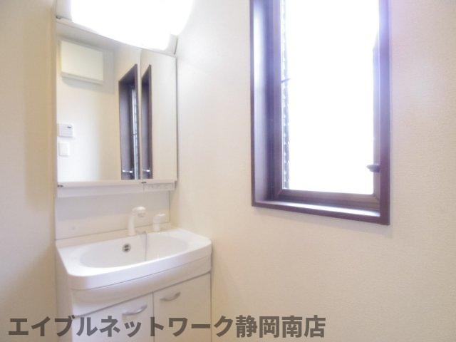 洗面設備　明るい洗面所です