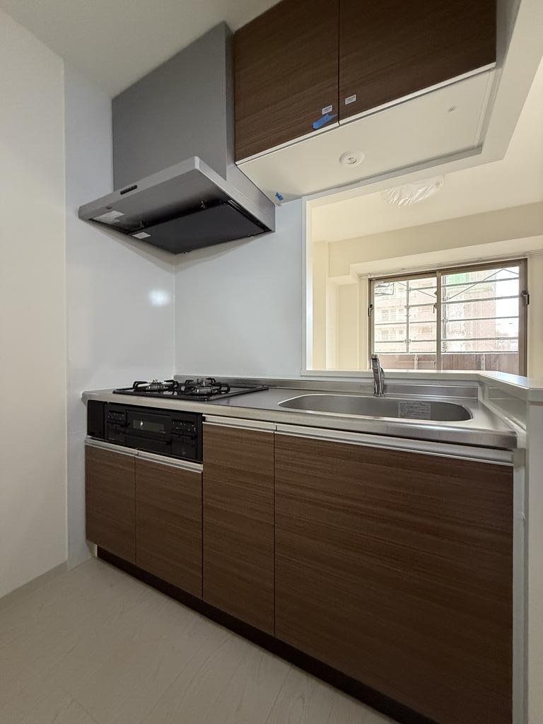 キッチン　工事完了前の内装状況を撮影した写真です