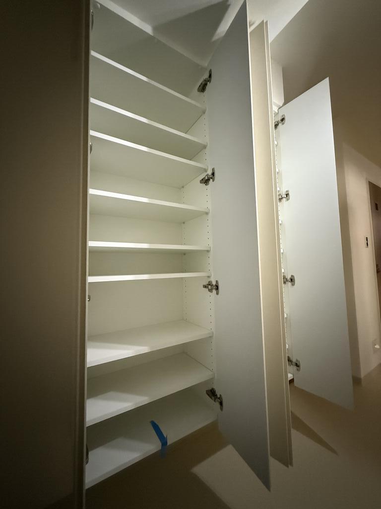 玄関　工事完了前の内装状況を撮影した写真です