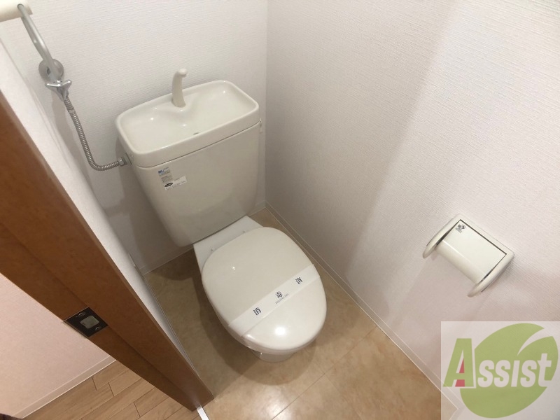 トイレ　トイレです。タオル掛けもついて便利ですね。