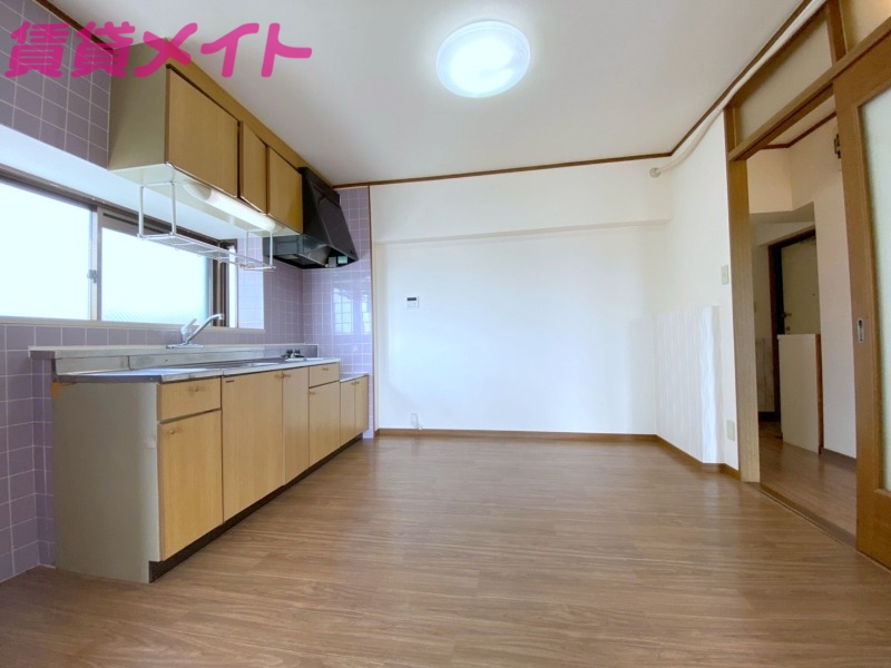 居室・リビング　同型反転参考写真です。