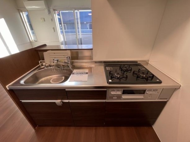 キッチン　三口コンロ付きのキッチンです。