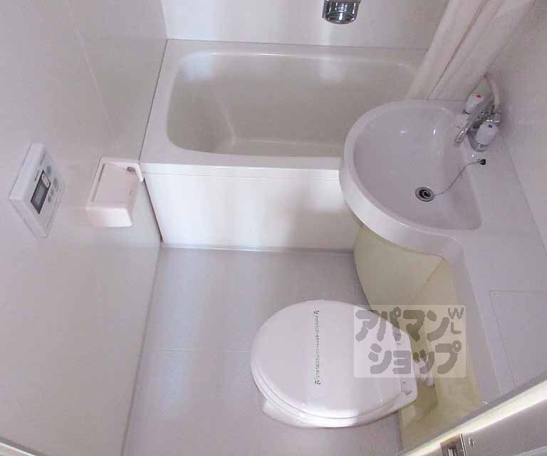 バス・シャワールーム　お風呂、洗面台、トイレの３点セットです