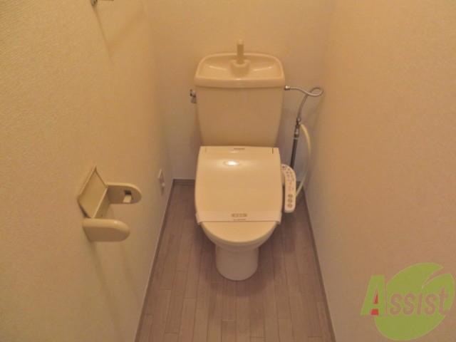 トイレ　ウォシュレットも付いてます。おしりに優しい設計です。