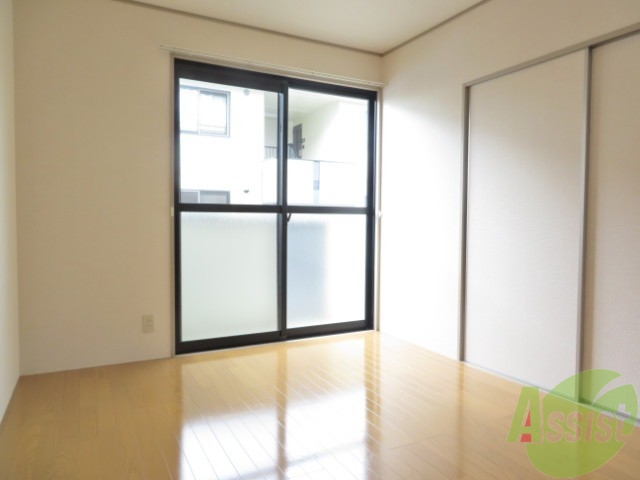 その他部屋・スペース　キッチン横のお部屋になります。明るい印象ですね。